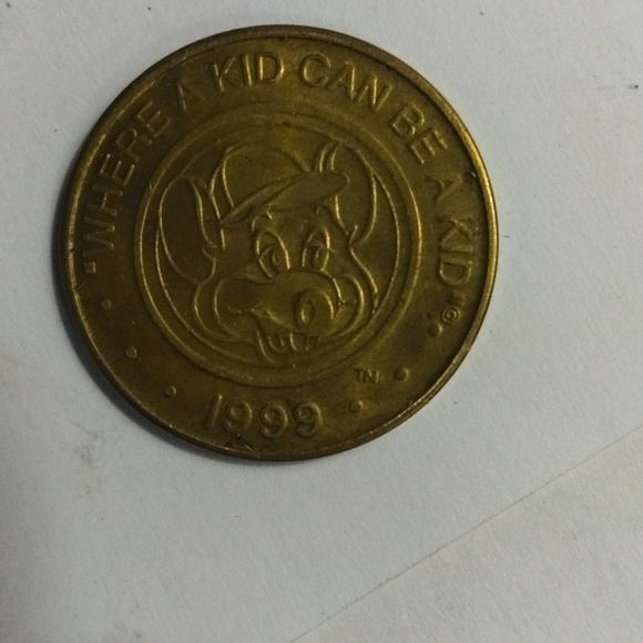 1999 Chucky E Cheese token - Picture 1 of 2